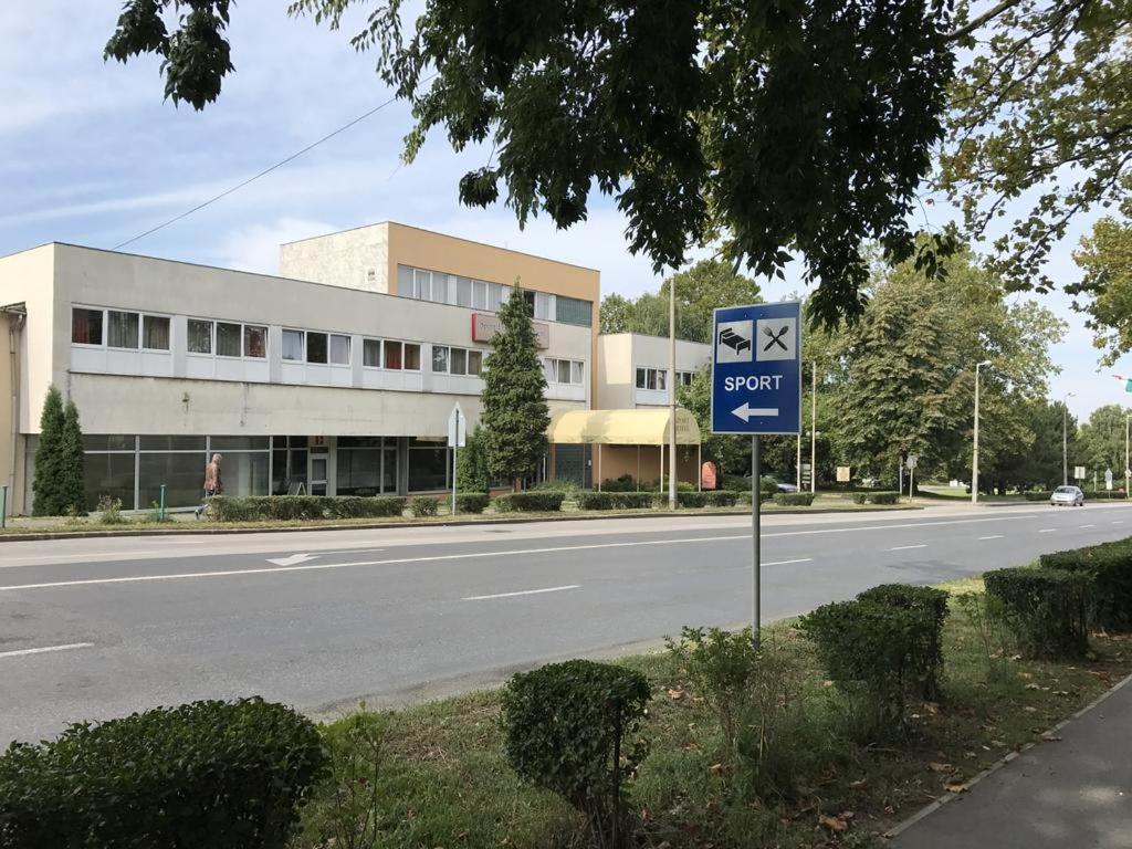 Sport Hotel Tatabánya Exterior foto